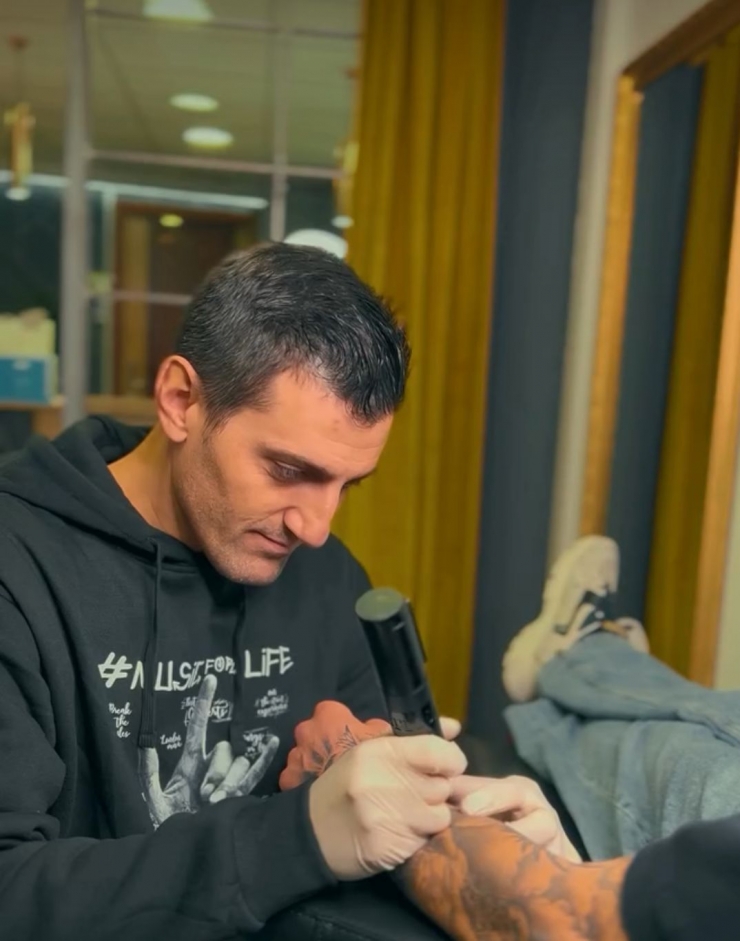 El tatuador Jose Diz.